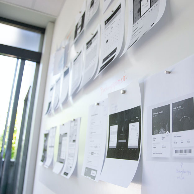 Workshop-Wand mit Zetteln und Konzeptideen, typisch für Content-Strategie- und Messaging-Prozesse.