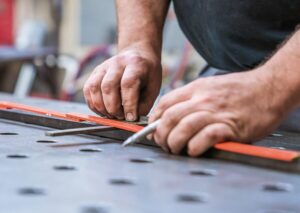 Handwerker-Hände als Symbol für KMU, die klare und verständliche Texte brauchen.