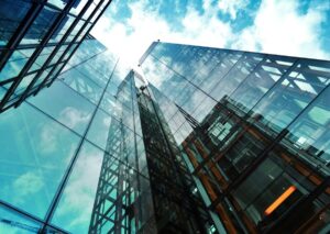 Moderne Hochhäuser als Sinnbild für internationale B2B-, SaaS- und Tech-Unternehmen